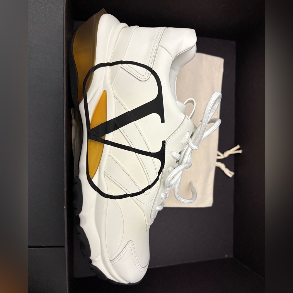 Valentino Garavani VLogo Bounce Sneaker - Picture 5 of 10